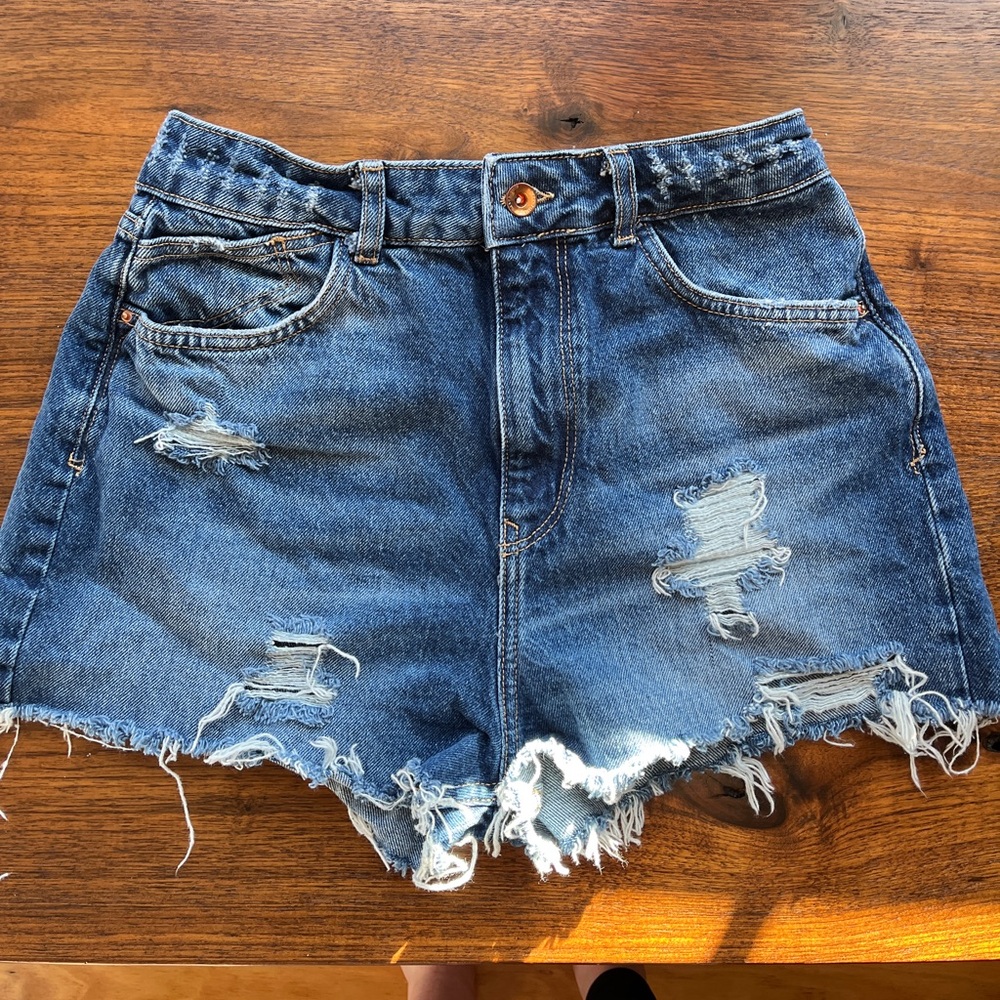 Zara ripped jean denim shorts size 8